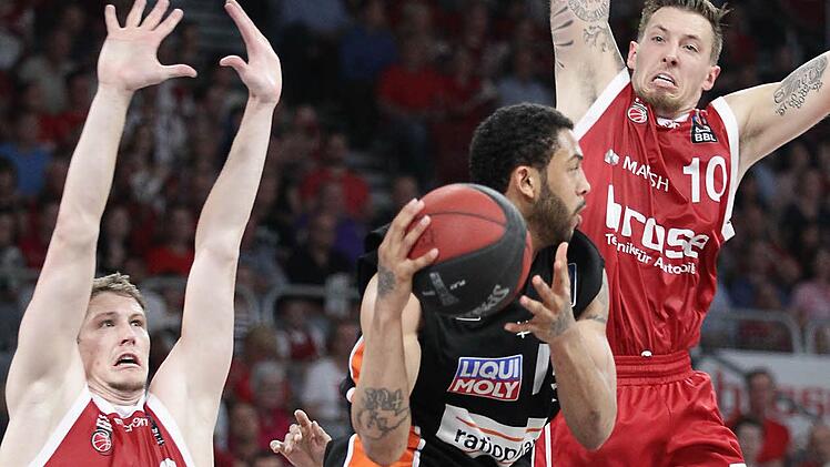 Keine leichten Körbe für die Ulmer, das muss in Spiel 2 das Ziel der Bamberger sein. Patrick Heckmann (l.) und Daniel Theis (r.) machen es gegen Pierra Henry vor, wie das aussehen muss. Foto: sportpress