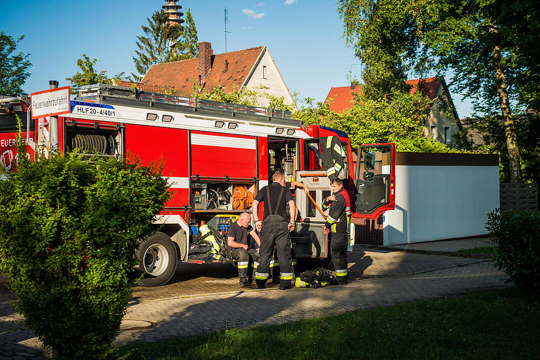 Einsatzkräfte haben in Nürnberg bei Löscharbeiten einen schrecklichen Fund gemacht: Im Schlafzimmer einer Wohnung in Neuröthenbach fanden sie eine verkohlte Leiche.