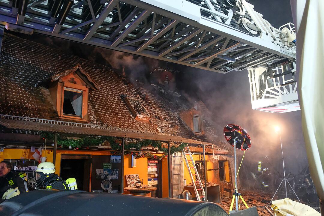 Nürnberger Gaststätte geht in Flammen auf: Anwohner evakuiert