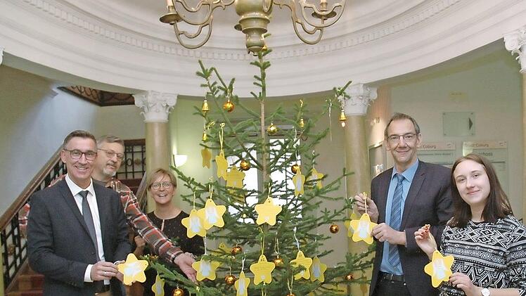 Über den Baum mit 70 Seniorenwünschen freuen sich Holger Diez, Bernd Fischer, Antje Hennig, Thomas und Lara Nowak. Fotos: Edwin Meißinger