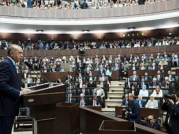 Vergewaltiger könnten in der Türkei bald straffrei davonkommen. Das sieht ein Gesetzentwurf der AKP vor.  Foto: Burhan Ozbilici/AP/dpa