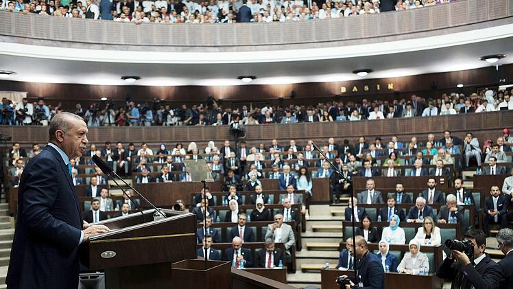 Vergewaltiger könnten in der Türkei bald straffrei davonkommen. Das sieht ein Gesetzentwurf der AKP vor.  Foto: Burhan Ozbilici/AP/dpa