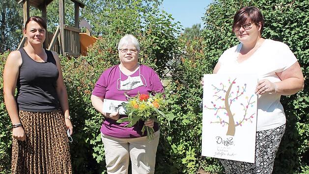 Die beiden Elternbeiratsvorsitzenden Natascha Och (links) und Astrid Wirsing (rechts) verabschieden die bisherige Leiterin Elisabeth Endre&szlig; in den Ruhestand. Foto: Jens Fertinger