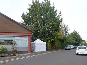 Links die Arztpraxis mit dem Testzelt. Auf der rechten Straßenseite soll man nicht mehr halten dürfen. Foto: Thomas Schöbel