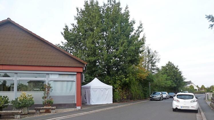 Links die Arztpraxis mit dem Testzelt. Auf der rechten Straßenseite soll man nicht mehr halten dürfen. Foto: Thomas Schöbel