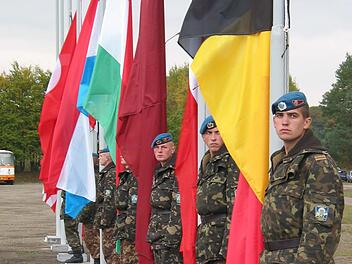 Ukrainische Soldaten stehen 2002 bei Flaggen von Nato-Ländern, die an einer Übung in ihrem Land teilnehmen.