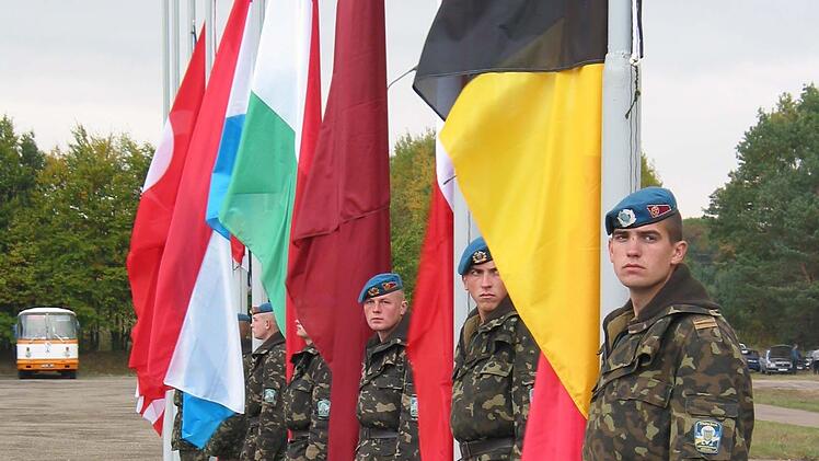 Ukrainische Soldaten stehen 2002 bei Flaggen von Nato-Ländern, die an einer Übung in ihrem Land teilnehmen.