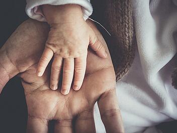 Die Babymassage tut nicht nur dem Körper deines Kindes gut, sondern stärkt auch eure Bindung.