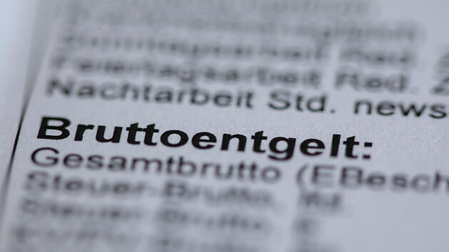 Steuerabgaben und Sozialabgaben auf einer Gehaltsabrechnung