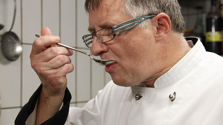 Mario Schlossnickel schmeckt das orange Herbstgemüse mit Kardamon, Koriander und Kreuzkümmel ab.