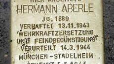 Stolperstein zum Gedenken an  Hermann Aberle vor dem Gesch&auml;ftshaus  Langgasse 7.