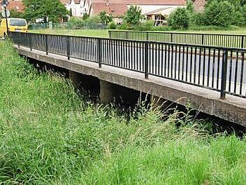 Die in kritischem Zustand befindliche Hochwasser-Brücke an der Kissinger Straße in Oberthulba. Ein Abriss und Neuaufbau könnte laut Ingenieurbüro günstiger als eine Reparatur sein. Foto: Günther Straub