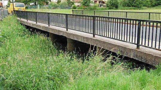 Die in kritischem Zustand befindliche Hochwasser-Brücke an der Kissinger Straße in Oberthulba. Ein Abriss und Neuaufbau könnte laut Ingenieurbüro günstiger als eine Reparatur sein. Foto: Günther Straub