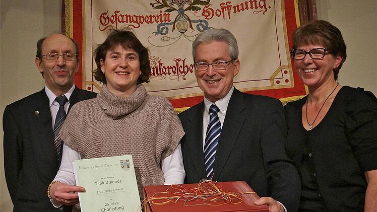 Urkunde für die Dirigentin (von links): Siegfried Gottwald, Heike Schmitt, Georg Schuler und Lydia Oppelt