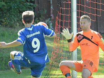 Münnerstadts Führungstreffer: Niklas Markart (links) überwindet Fuchsstadts Torwart Frank Fella.  Foto: ssp