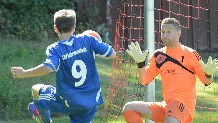Münnerstadts Führungstreffer: Niklas Markart (links) überwindet Fuchsstadts Torwart Frank Fella.  Foto: ssp