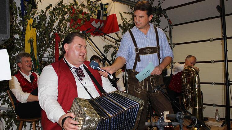 Helmut Spörl (links) und seine Konzertina im Gespräch mit Moderator Werner Aumüller
