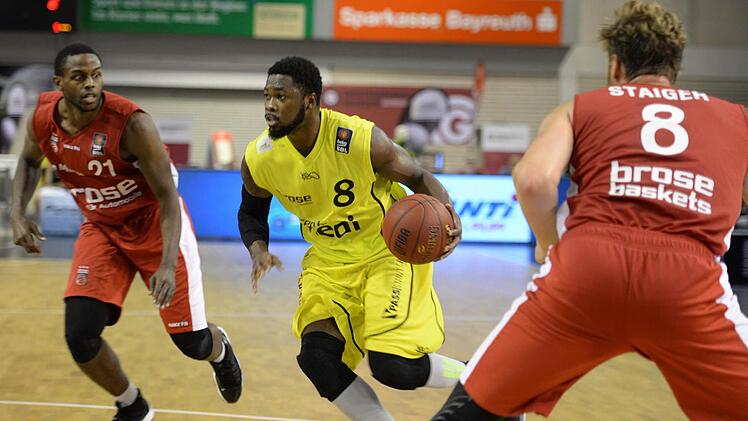 Travis Leslie (am Ball) gegen Darius Miller (links) und Lucca Steiger. Foto: Peter Mularczyk