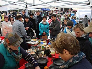 Die Stände waren stets dicht umringt.Foto: Ralf Kestel