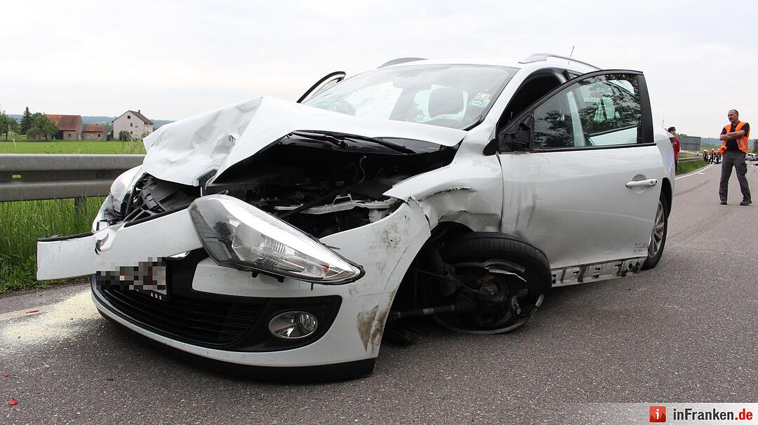 Fahrzeuge kollidieren auf Staatsstrasse
