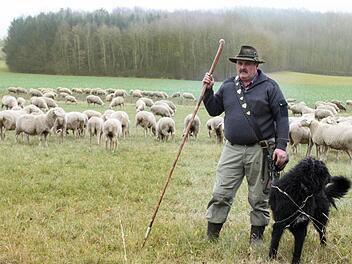 Schäfer Anton Wunderlich vor seiner Herde Foto: Popp