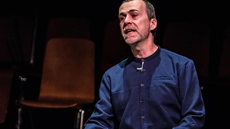 Der Autor Stefan Kunzke beim musikalisch-literarischen Abend in der Coburger ReithalleFoto: Jochen Berger