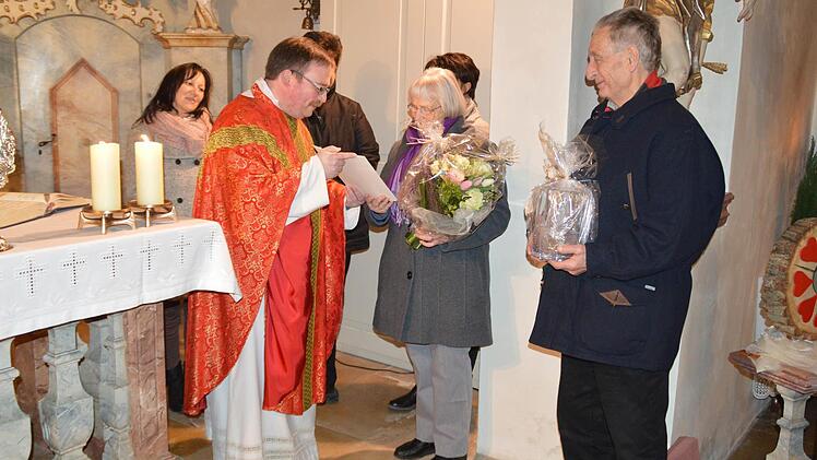 Pfarrer Norbert Wahler übergibt Anneliese und Theo Hopf eine Urkunde.  Foto: Annette Warmuth