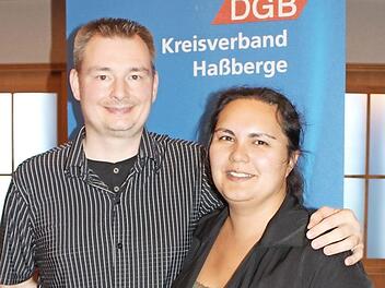 Sandy Koppitz übernimmt von seiner Vorgängerin Anna Schlechter das Ehrenamt als Vorsitzender des DGB-Kreisverbands Haßberge.  Foto: cr