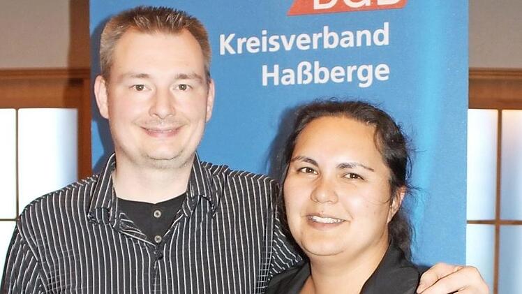 Sandy Koppitz übernimmt von seiner Vorgängerin Anna Schlechter das Ehrenamt als Vorsitzender des DGB-Kreisverbands Haßberge.  Foto: cr