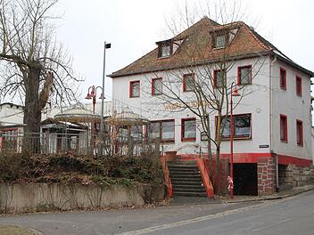 Noch prägt der Weberskeller den Höchstadter Kellerberg. Jetzt ist der Abriss im Gespräch. Das Gasthaus soll modernen Wohnhäusern Platz machen.  Foto: Andreas Dorsch