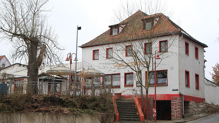 Noch prägt der Weberskeller den Höchstadter Kellerberg. Jetzt ist der Abriss im Gespräch. Das Gasthaus soll modernen Wohnhäusern Platz machen.  Foto: Andreas Dorsch