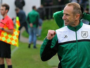 Weiter erfolgreich bleiben:  Der VfR Katschenreuth mit Trainer Detlef Zenk  (r.) hat sich im Mittelfeld der Bezirksliga etabliert. Monika Limmer