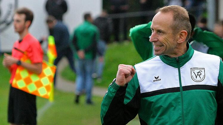 Weiter erfolgreich bleiben:  Der VfR Katschenreuth mit Trainer Detlef Zenk  (r.) hat sich im Mittelfeld der Bezirksliga etabliert. Monika Limmer