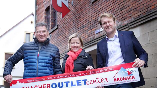 AG-Vorsitzender Dietrich Denzner (von links), seine Stellvertreterin Michaela Weiss und AG-Vorstandsmitglied Ulf Krause freuen sich auf den Startschuss f&uuml;r das erste Kronacher Outlet-Center. Foto: Heike Sch&uuml;lein