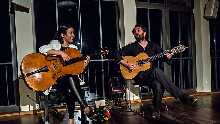 Das Duo Zaruk mit Iris Azquinezer und Rainer Seiferth begeisterte zahlreiche Zuhörer im Coburger Haus Contakt.Foto: Jochen Berger