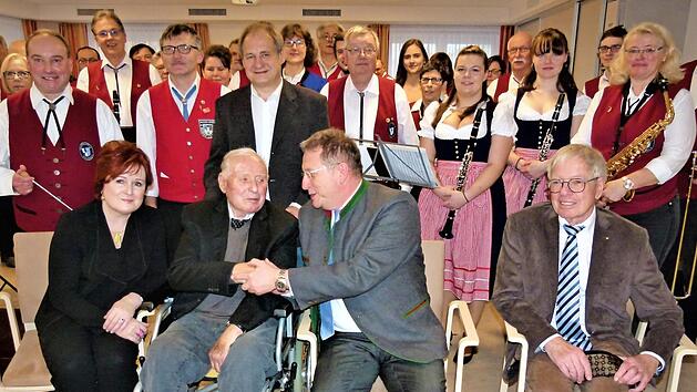 Seinen 90. Geburtstag feierte k&uuml;rzlich Helmut Kaiser (vorne, Zweiter von links). Unser Bild zeigt ihn mit den Musikern der Stadtkapelle Kulmbach und dem Musikverein Burgkunstadt sowie (sitzend, von links) stellvertretender Landr&auml;tin Christina Flauder, OB Henry Schramm und Stadtrat Dieter H&auml;gele. Foto: Werner Rei&szlig;aus