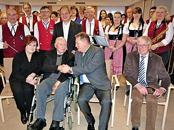 Seinen 90. Geburtstag feierte kürzlich Helmut Kaiser (vorne, Zweiter von links). Unser Bild zeigt ihn mit den Musikern der Stadtkapelle Kulmbach und dem Musikverein Burgkunstadt sowie (sitzend, von links) stellvertretender Landrätin Christina Flauder, OB Henry Schramm und Stadtrat Dieter Hägele. Foto: Werner Reißaus
