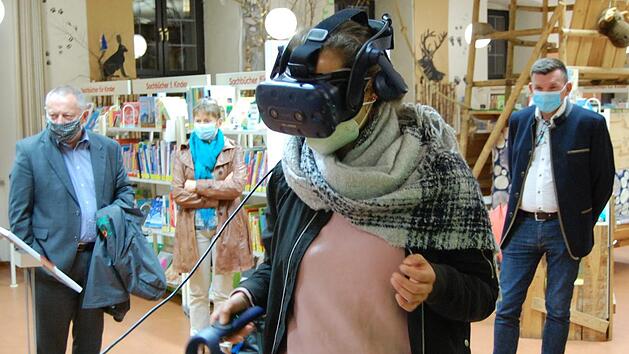Mit der Spezialbrille kann man im Naturerlebniszentrum Rh&ouml;n in das Bodenleben eintauchen.  Foto: Wolfgang D&uuml;nnebier