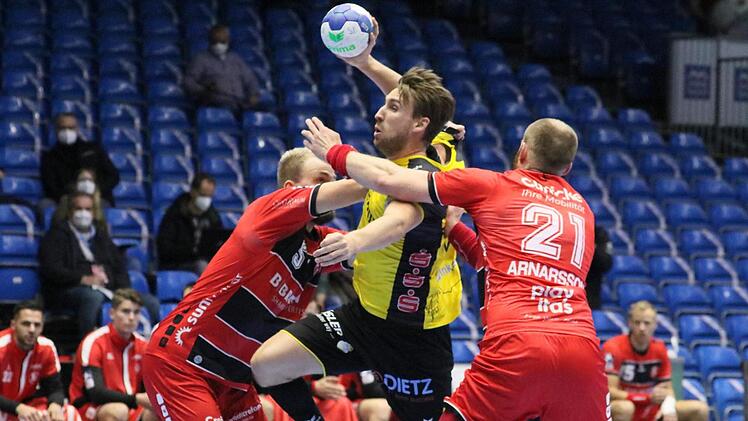 Selbst zwei Melsunger Spieler können Tobias Varvne auf seinem Weg zum Tor nicht stoppen.