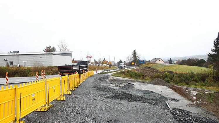 Auf der Umgehung Stadtsteinach laufen die Restarbeiten. Bald wird die Strecke für den Verkehr freigegeben. Foto: Jürgen Gärtner