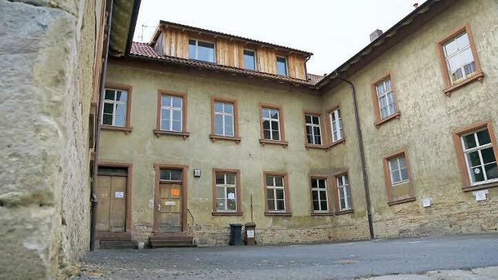 Die alte Volksschule wartet noch auf eine Renovierung.