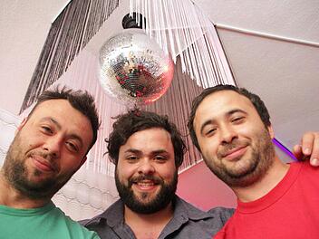 Ahmet, Bekir und Osman Motor (v. l.) eröffnen am Freitagabend mit einer großen Party ihren neuen Club "O.B.A" in der Hauptstraße 13 in Forchheim.  Fotos: np