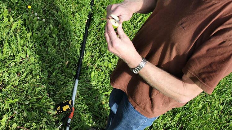 ... und hantiert kurz mit dem Gerät herum.