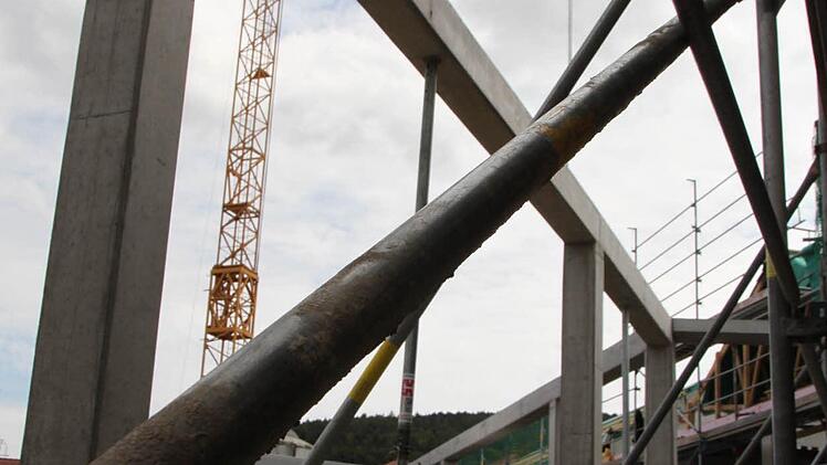 Einer von zwei Kränen wird schon in der nächsten Woche abgebaut.