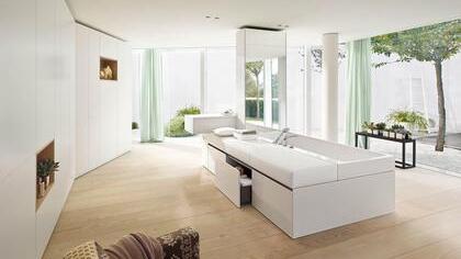 Mehr geht nicht: Für eine größere Flexibilität bei der Raumgestaltung bilden Badmöbel, Sanitärelemente und jene Technik, die für gewöhnlich in Wand und Boden verschwindet, eine konstruktive Einheit.  Foto: Vereinigung Deutsche Sanitärwirtschaft (VDS), burgbad