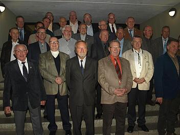Ihr 40-jähriges Bestehen feierte die BGS-Kameradschaft Oerlenbach. Unser Foto zeigt die Mitglieder, die seit 40 bzw. 25 Jahren der Vereinigung angehören.  Foto: Stefan Geiger