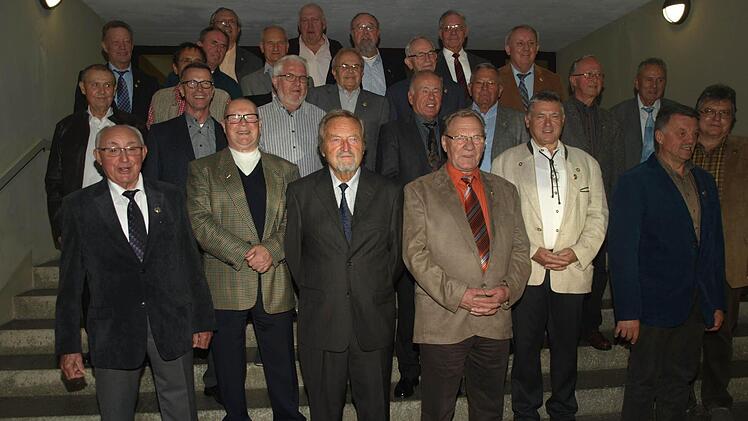 Ihr 40-jähriges Bestehen feierte die BGS-Kameradschaft Oerlenbach. Unser Foto zeigt die Mitglieder, die seit 40 bzw. 25 Jahren der Vereinigung angehören.  Foto: Stefan Geiger