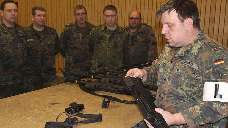 An verschiedenen Gewehrtypen übten die Reservisten in der Nordwaldhalle den Umgang mit Waffen.  Foto: Michael Wunder
