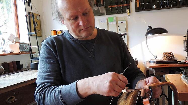 Auf einem speziellen Schemel näht Joachim Buhl Gürtel, Jagdtaschen und Halfter per Hand. Fotos: Birgitta Müller/