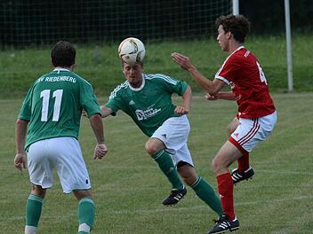 Gedanklich einfach schneller: Auf unserem Bild bleibt dem Gerolzhöfer Daniel Geck nur die Zuschauerrolle beim Zusammenspiel der Riedenberger (von links) Patrick Barthelmes und Max Schultheiß. Foto: ssp